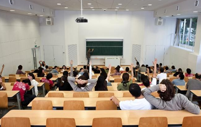 武汉一大二女生上网课，因名字太前卫而“社死”，从此不敢再逃课