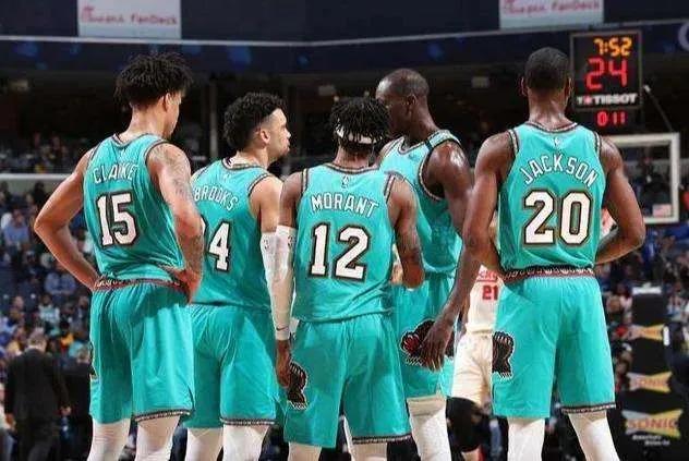 nba今年有哪些黑马(NBA本赛季最让人惊喜的两大黑马，一度被认为是摆烂的最佳模板)