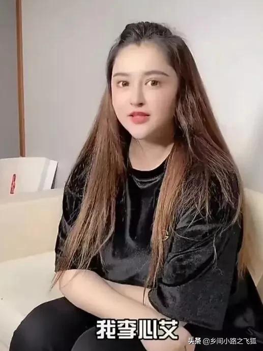 减肥成功？李心艾近照被指暴瘦 身形纤细锁骨明显