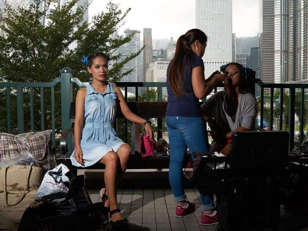 在香港，34岁的菲佣，抛下4个女儿，半夜躲在被窝痛哭，心酸人生