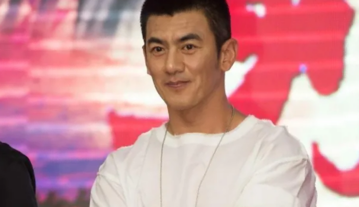 同为是“泡面头”，把张一山、肖战和张国荣放一起，差距就出来了