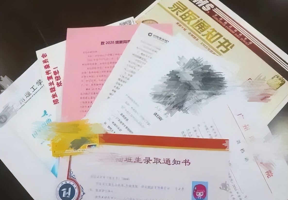 高考成绩未出，考生就已经收到多封录取通知书，家长看完很无奈