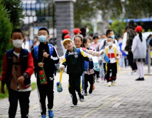下发通知，辽宁多地的开学时间“确定延后”，在天数上有不同