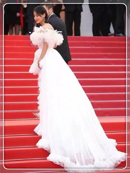 同穿羽毛裙比美：在关晓彤少女感的衬托下辛芷蕾高级感荡然无存