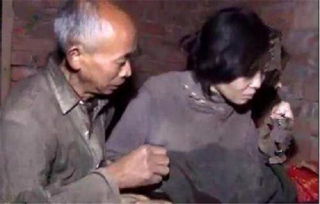 女大学生被老汉120元买回家，同住猪圈17年，罪魁祸首下场如何？