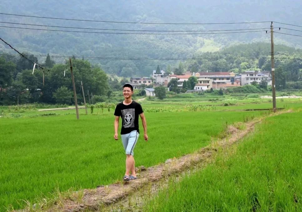 父母残疾全家靠吃野菜度日，大哥辍学打工供他上学，如今考进清华