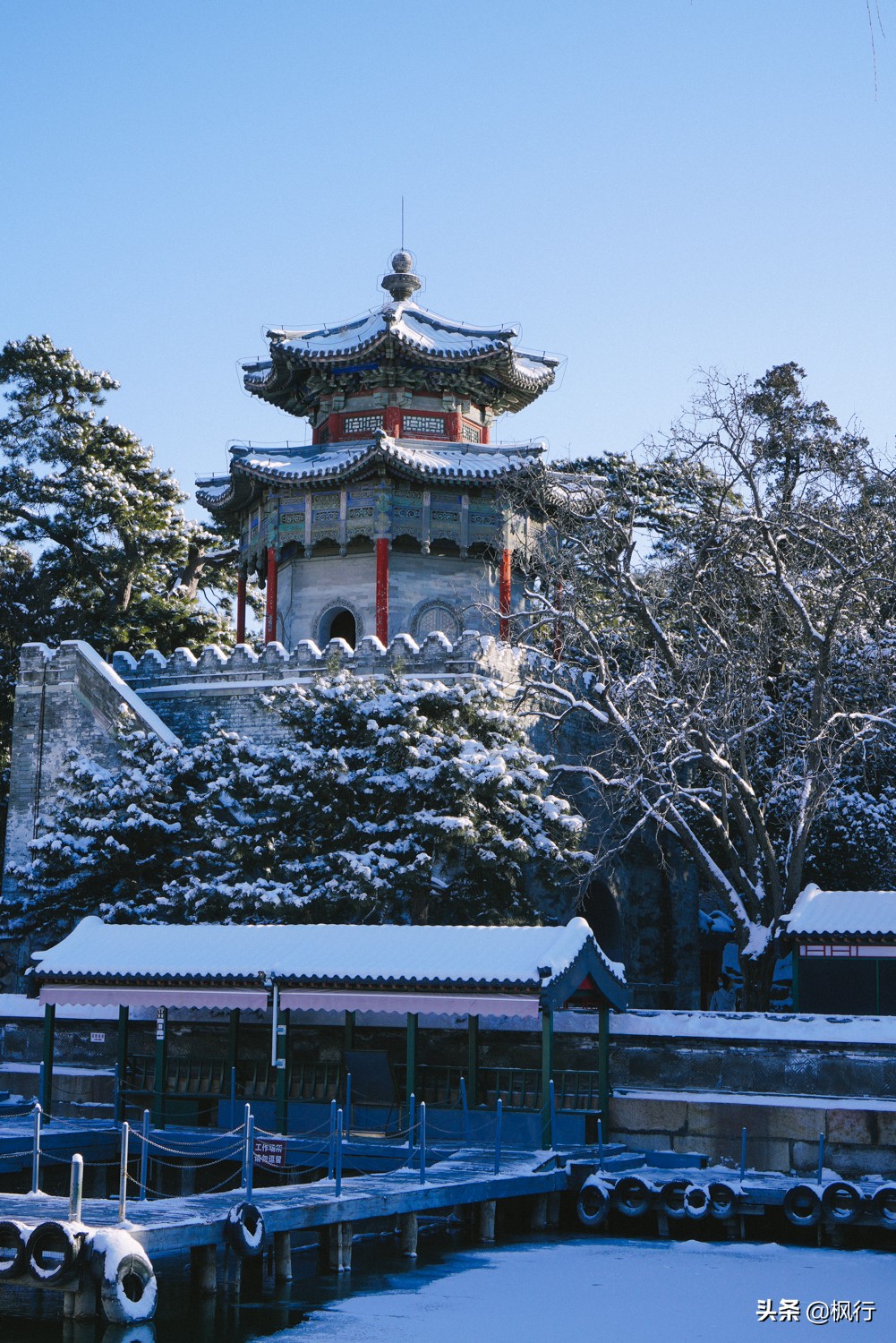 东宫门颐和园的景点几乎都集中在昆明湖北岸,西岸是西堤和耕织图景区