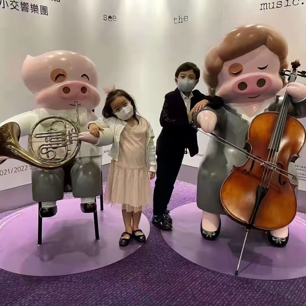 霍启刚父亲节享福了！三个孩子联手为他做美食，长女穿碎花裙好萌