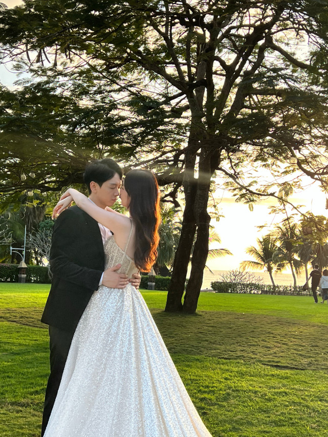 如今,晁然和已经相恋十年的老王携手步入了婚姻的殿堂,也期待着未来的