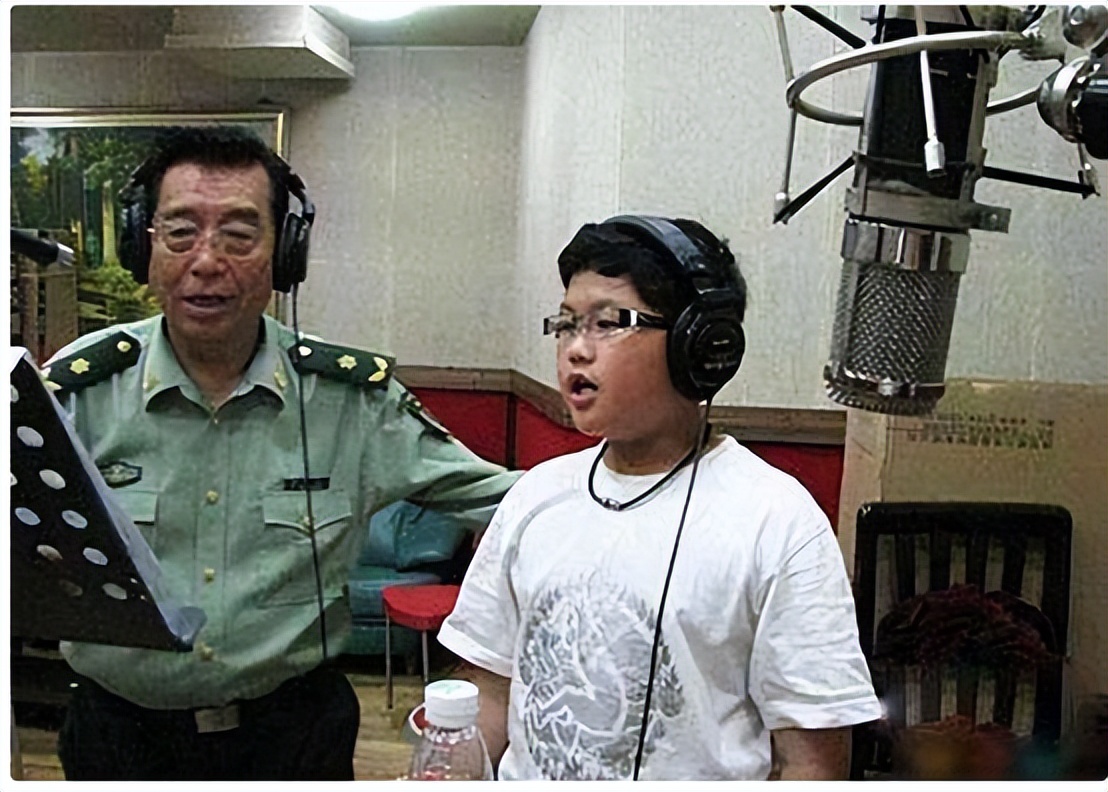 李双江长子李贺：弟弟李天一入狱后，他不计前嫌照顾父亲和继母