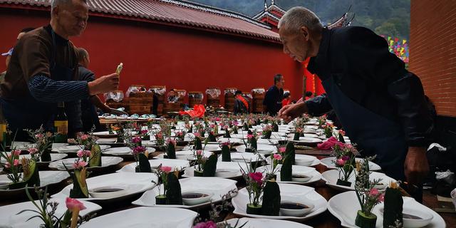 福州山区发现一座巨型土楼，里面装修太豪华了，吸引很多村民围观