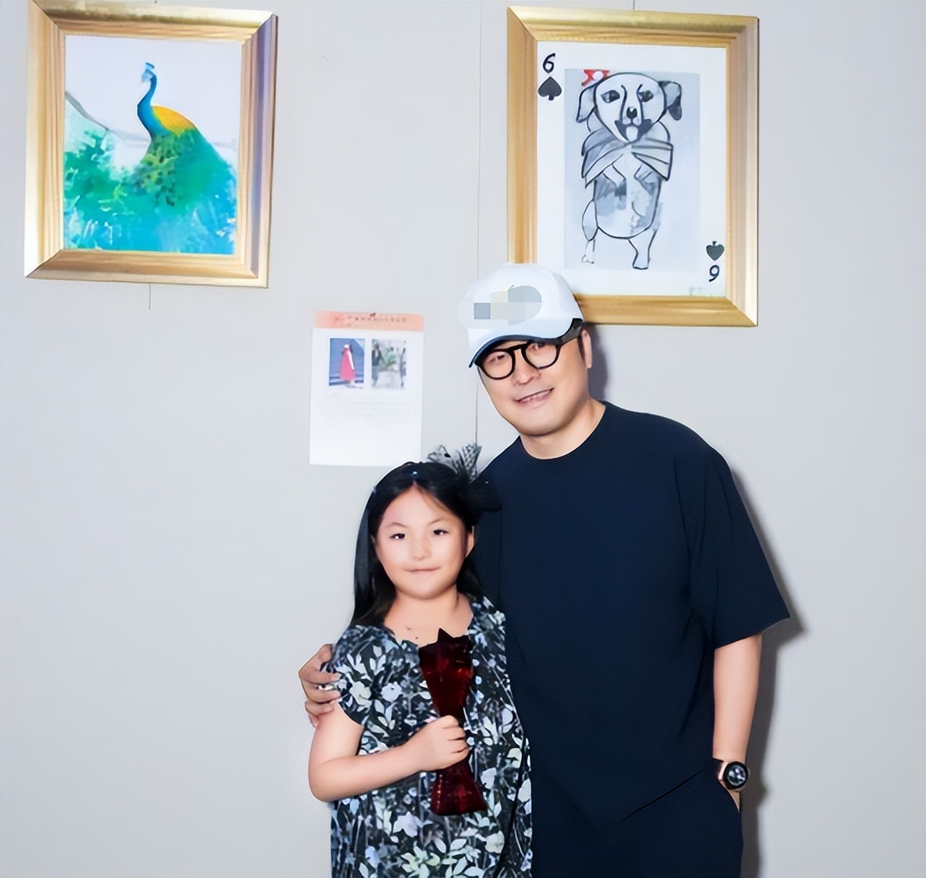 王诗龄画作获“金奖”，王岳伦晒照庆祝，这份成就可不是富养来的
