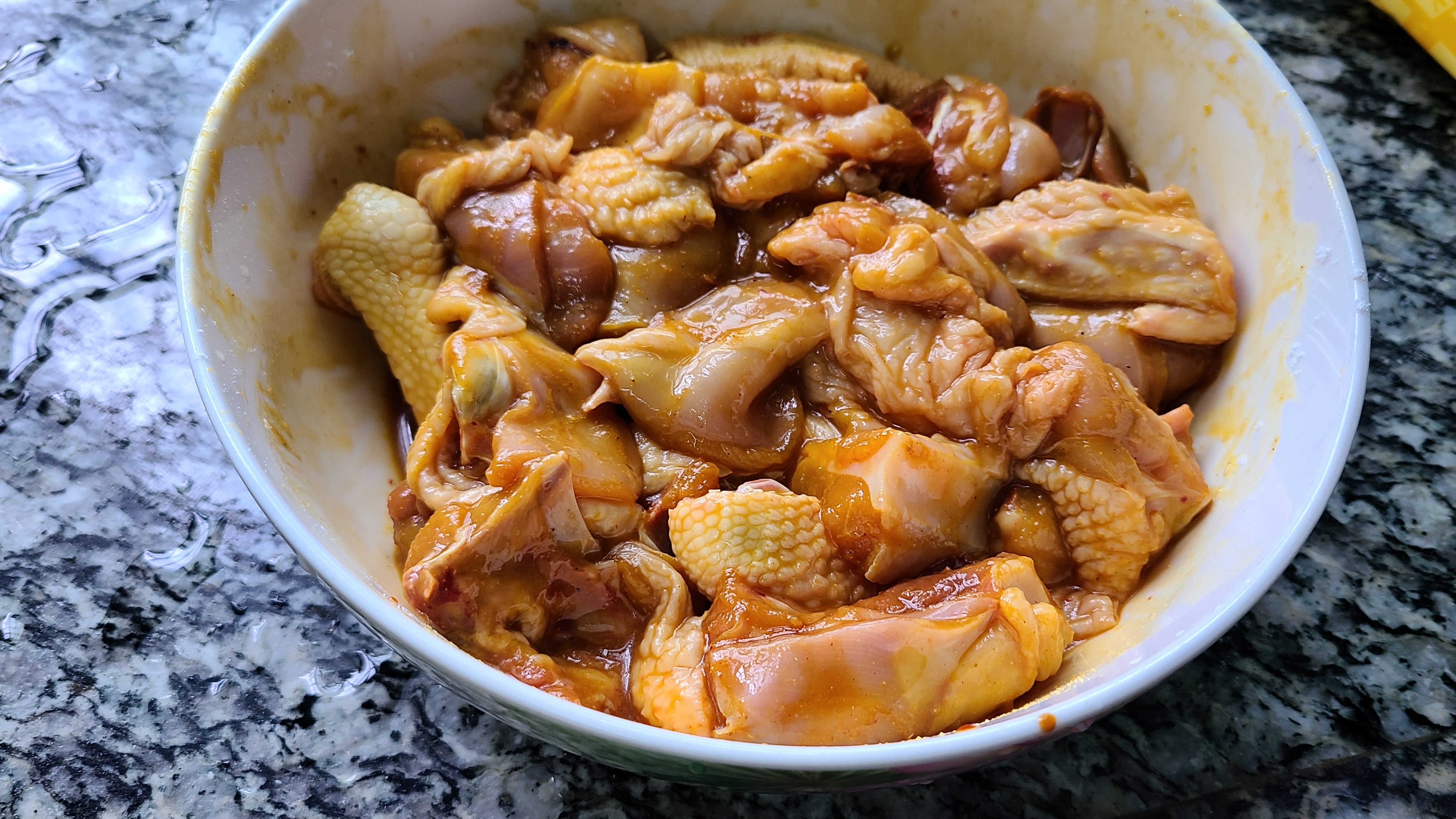 盐焗鸡煲，这一道家常菜在广东出了名，好吃味美又简单