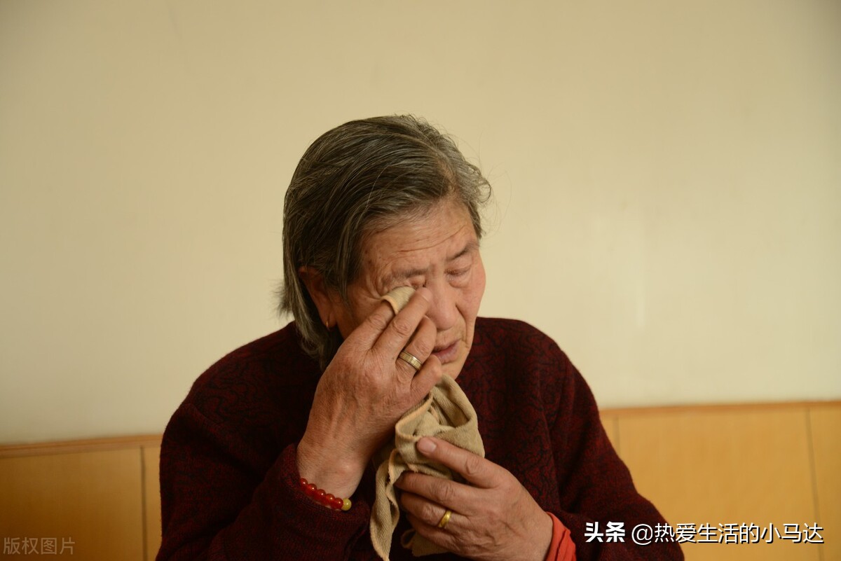 67岁大妈哭诉：抱团养老2年花掉30万，姐妹感情也散了，后悔莫及