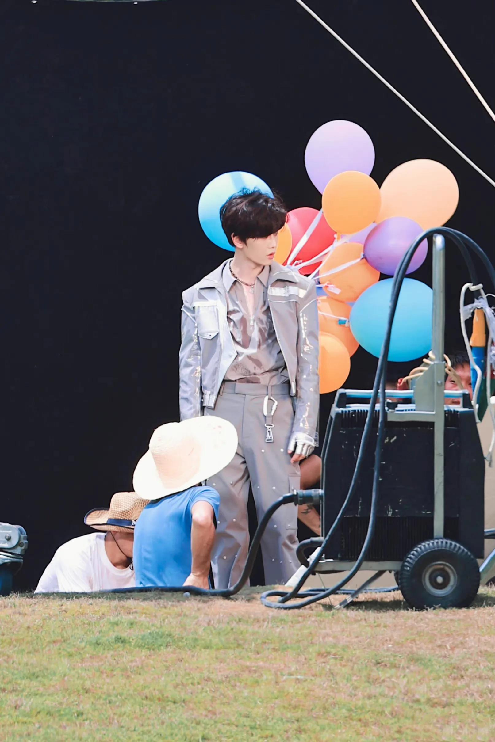 #任嘉伦#嗨放派~嘉伦热晕了快