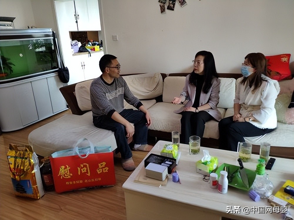 四川雅安市妇联、名山区妇联走访慰问赴沪抗疫医护人员家庭