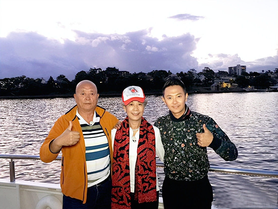 印小天与哈林娜离婚5年：他在悲痛中送走父亲，她单身带着儿子