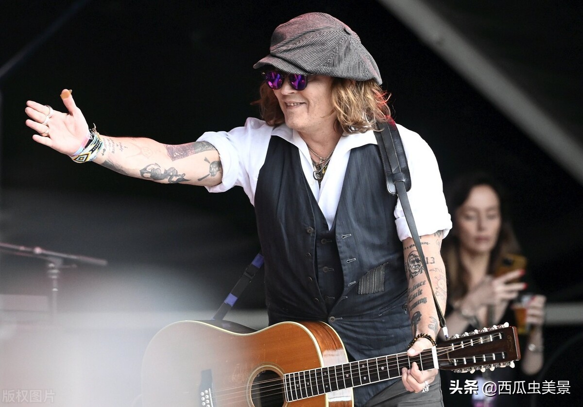 约翰尼-德普在芬兰布鲁斯音乐节演出，激情四起，燃炸全场