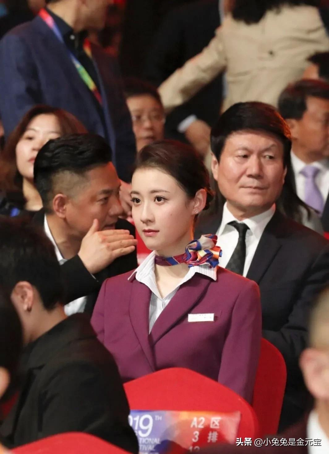 《中国机长》中的女乘务员，气质很出众