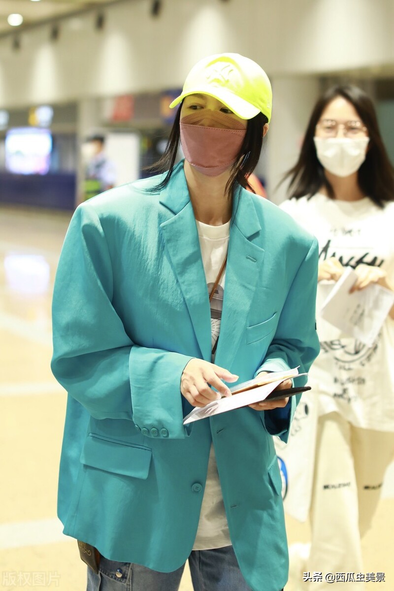 谭维维现身北京机场，湖蓝色西服个性靓眼