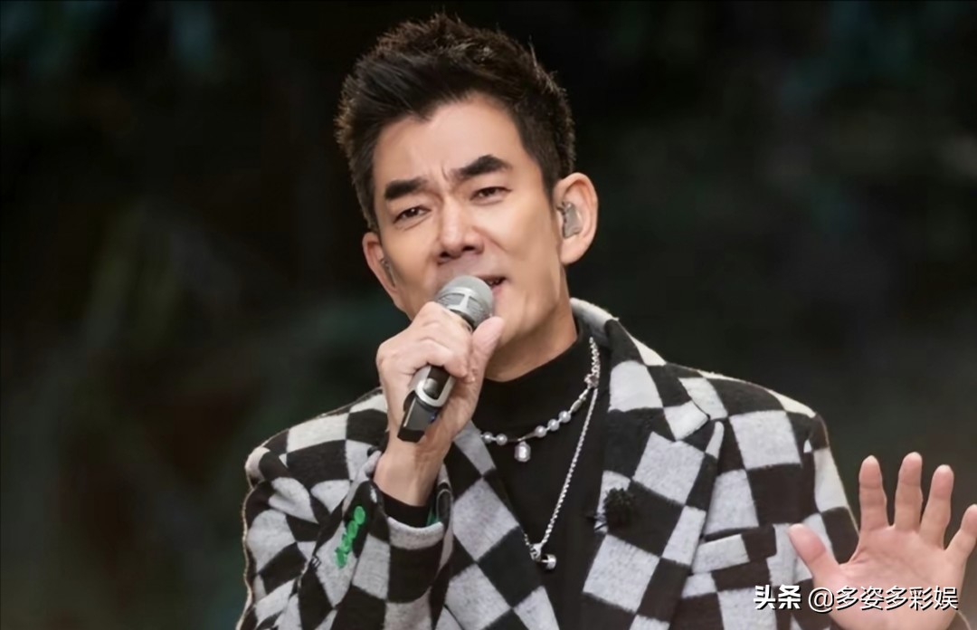 《披2》初舞台，苏有朋任贤齐等唱经典，郑钧的歌名还是那么独特