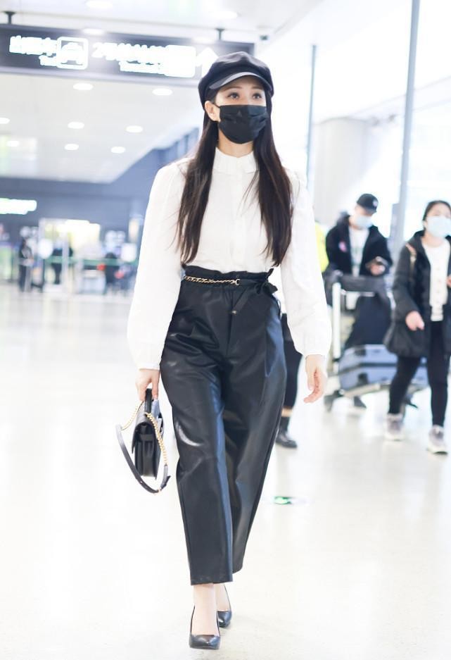 伊能静私下里好知性啊，白衬衫配黑色皮裤，感觉比实际年龄小很多