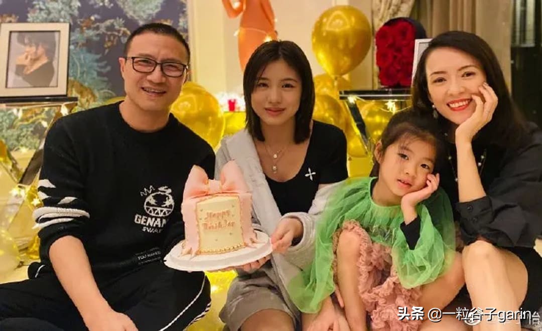 网友猜测章子怡在这张照片中看起来闷闷不乐，因为继女头发颜色