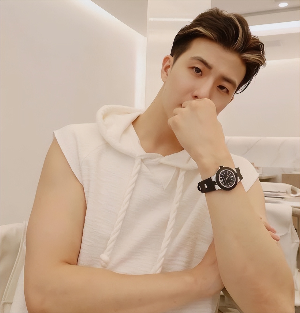 王诗玥柳鑫宇一同看日落，玥玥大秀土味情话：天那么热一会就熟了