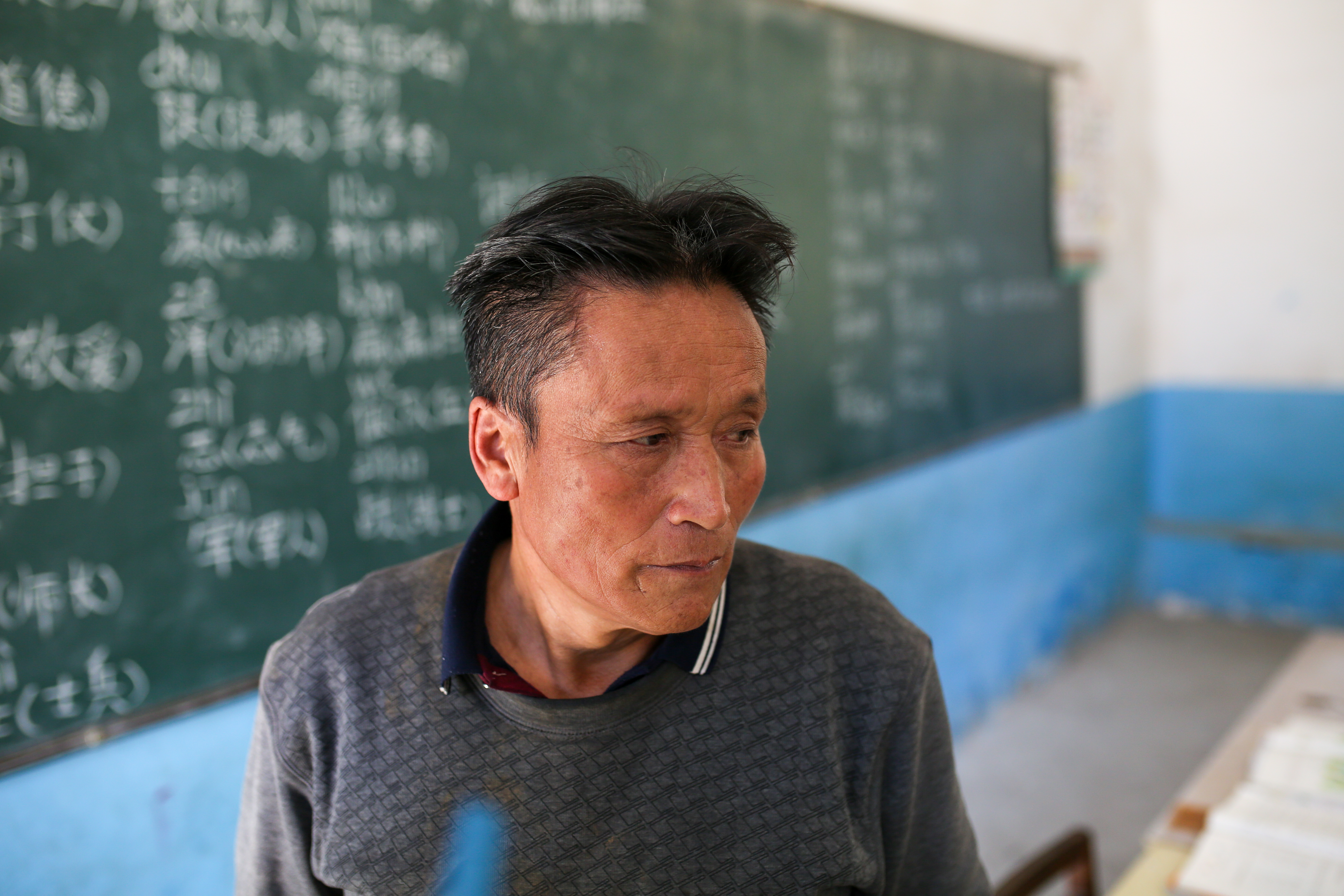 广西多名山区临时教师被淘汰：有人已连续顶岗20多年，下岗后无出路只能等60岁每月领几百养老金