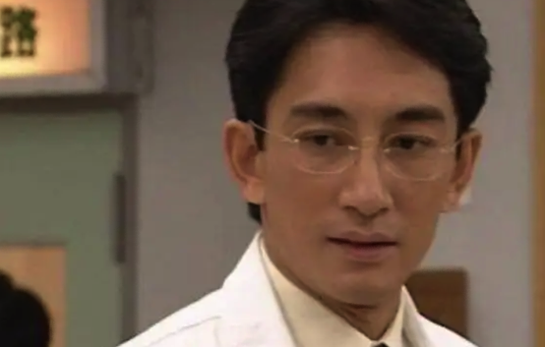 同样是“眼镜造型”，把肖战王一博和吴启华放一起，差距就出来了