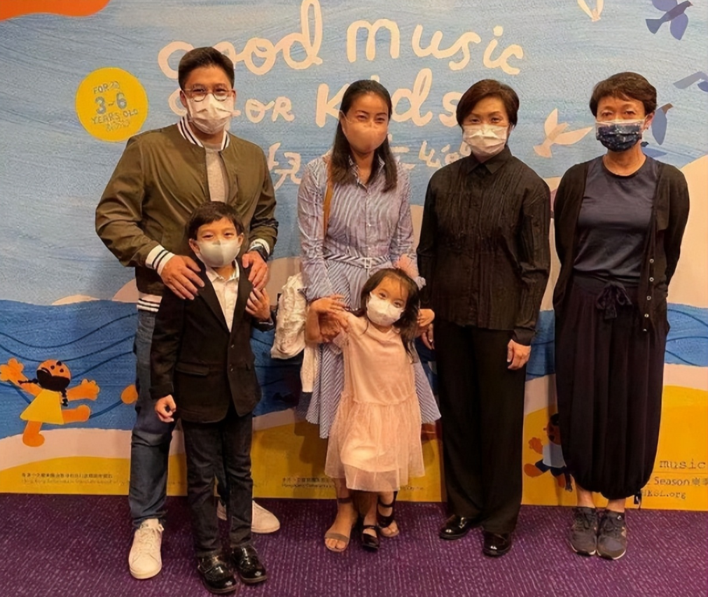 9岁霍中曦真有担当，把小4岁妹妹抱在腿上，霍启刚却在一旁看手机