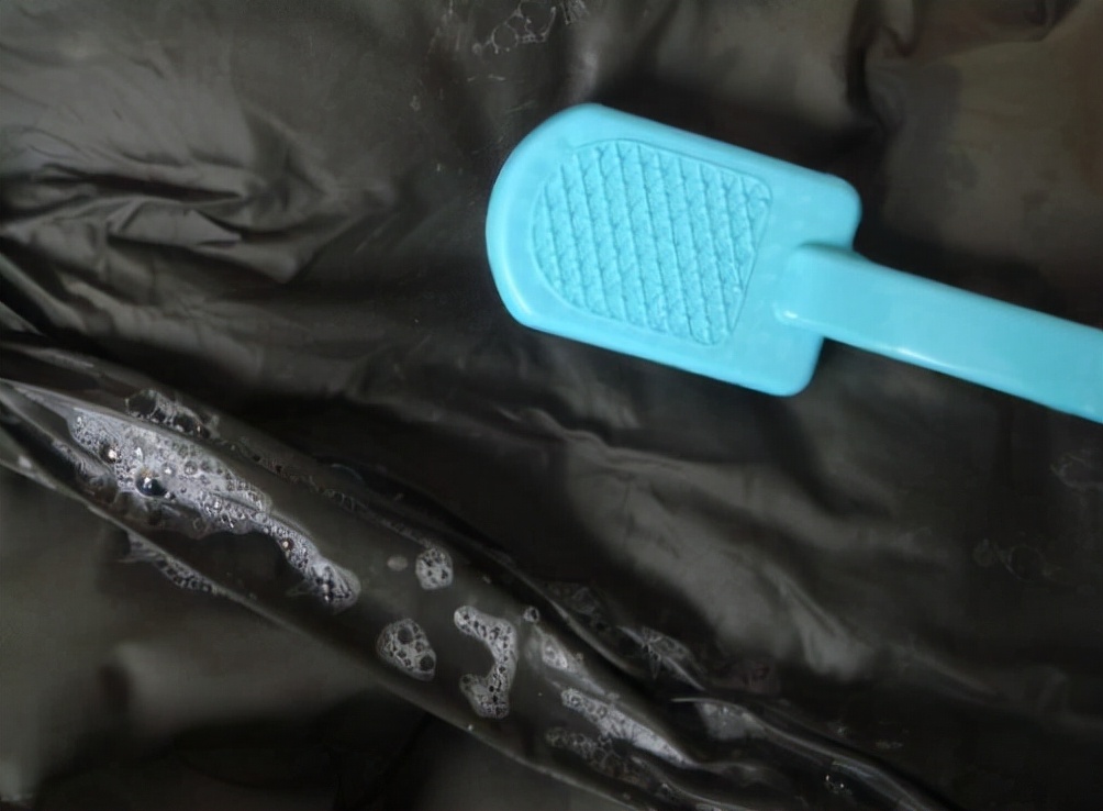 羽绒服弄脏难洗？用这3种“去污水”，比干洗店洗得还干净