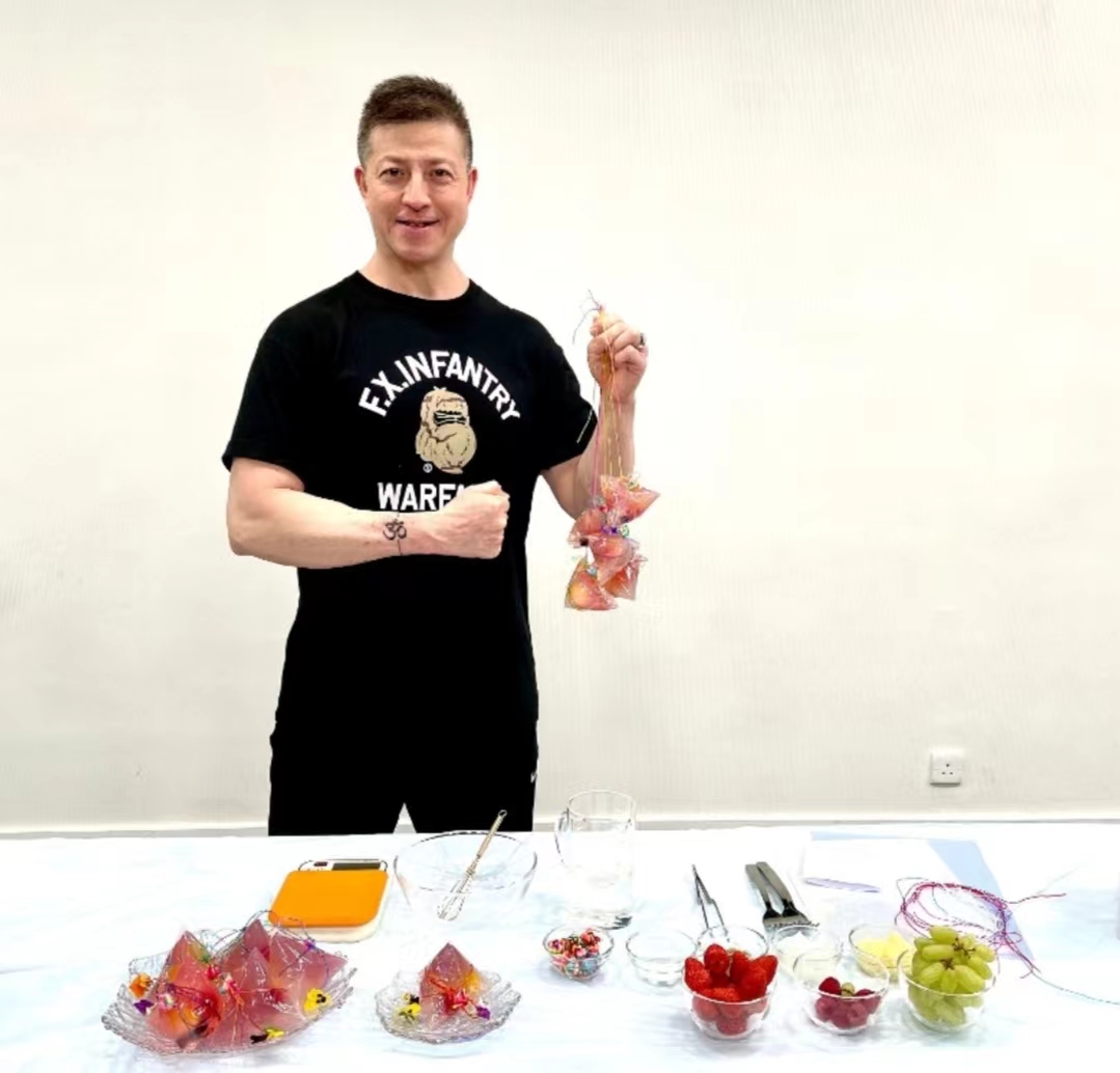 无悔照顾2个自闭儿！TVB前男星历尽坎坷，最大心愿是儿子独立生活