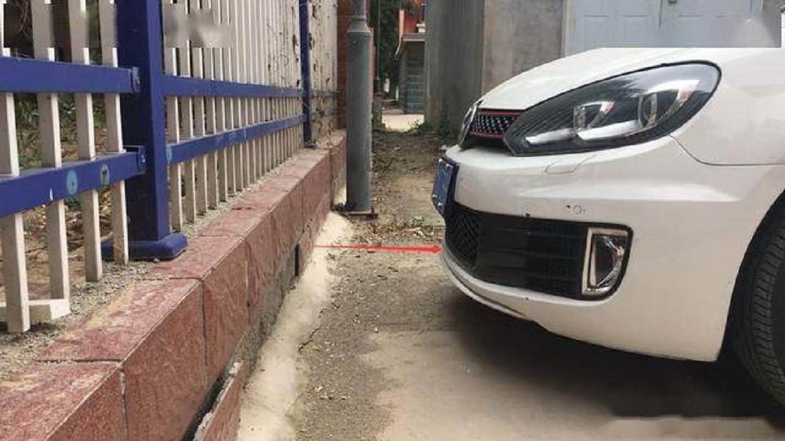 新手如何判斷車頭到墻的距離？記住一個小技巧，任何車型都適用