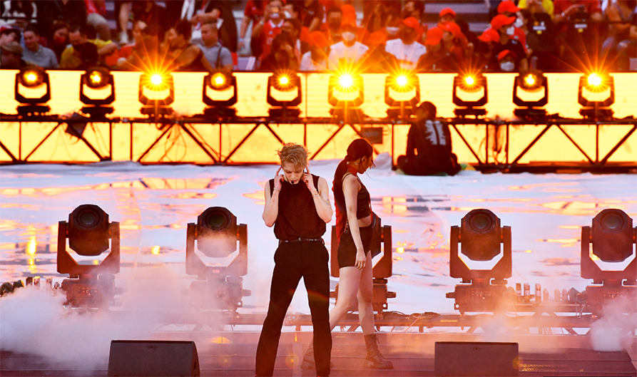 王嘉尔曼联利物浦开场秀，1小时连唱11首歌，烟熏妆造型超惊艳