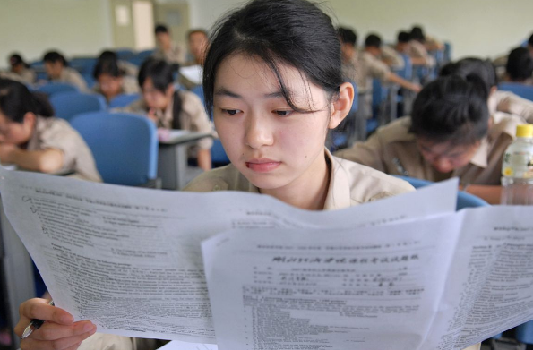 学生担心高考体检需要全部脱光，尴尬得想逃跑，医生乐了：想太多