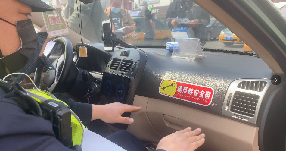 67同时还对过往出租车和网约车副驾驶粘贴了安全提示贴,要求谨记"