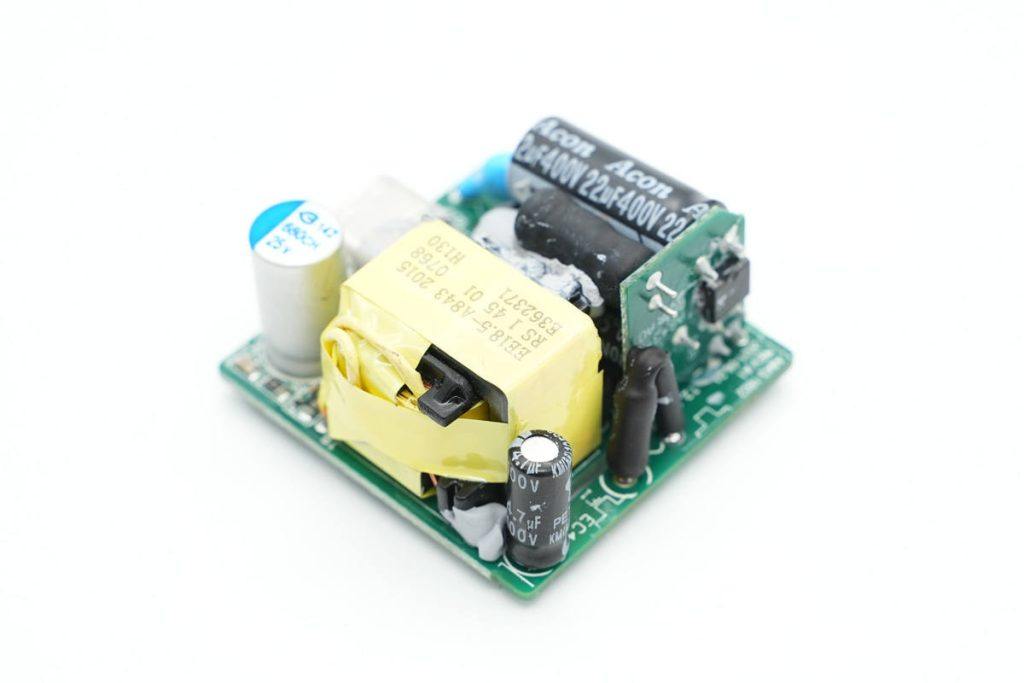 拆一款苹果官方合作品牌30W PD快充充电器，顶配iPhone 13全速充电