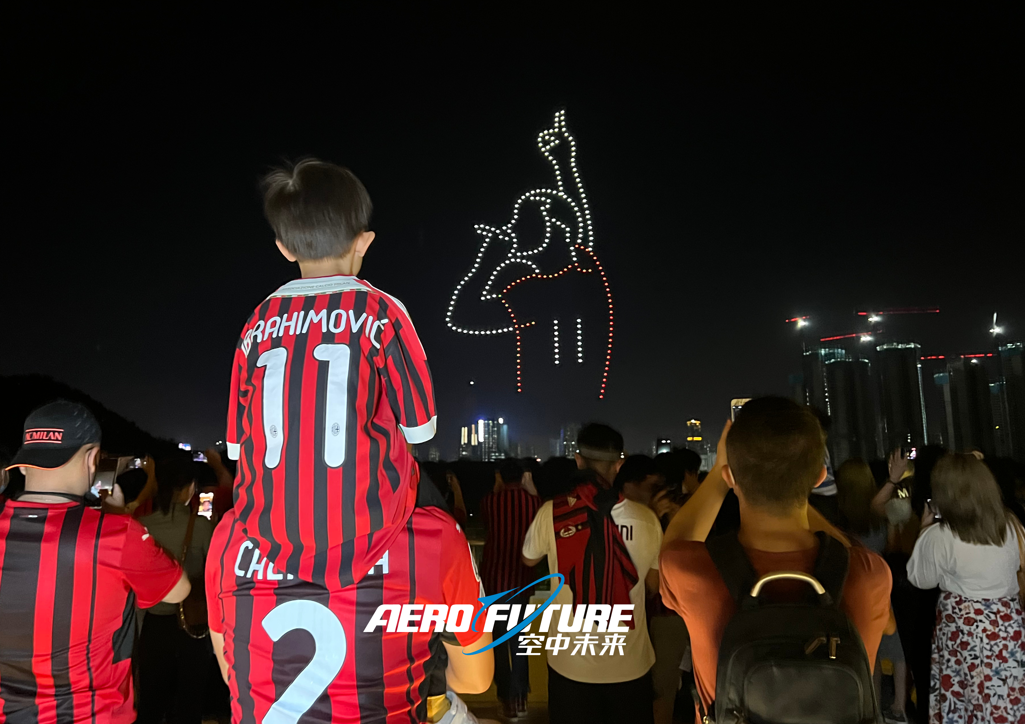 球迷太疯狂！空中未来科技集团无人机编队表演庆祝AC米兰夺冠