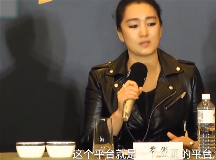 金马奖典礼上巩俐张艺谋全程黑脸，拒绝上台，到底发生了什么