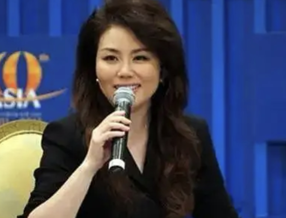 香港回归25周年，央视主持敬一丹晒97年直播旧照，缅怀罗京引泪目