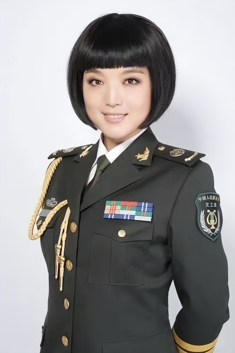 白雪：中年离异，二婚嫁小八岁的丈夫，如今爱情事业双丰收