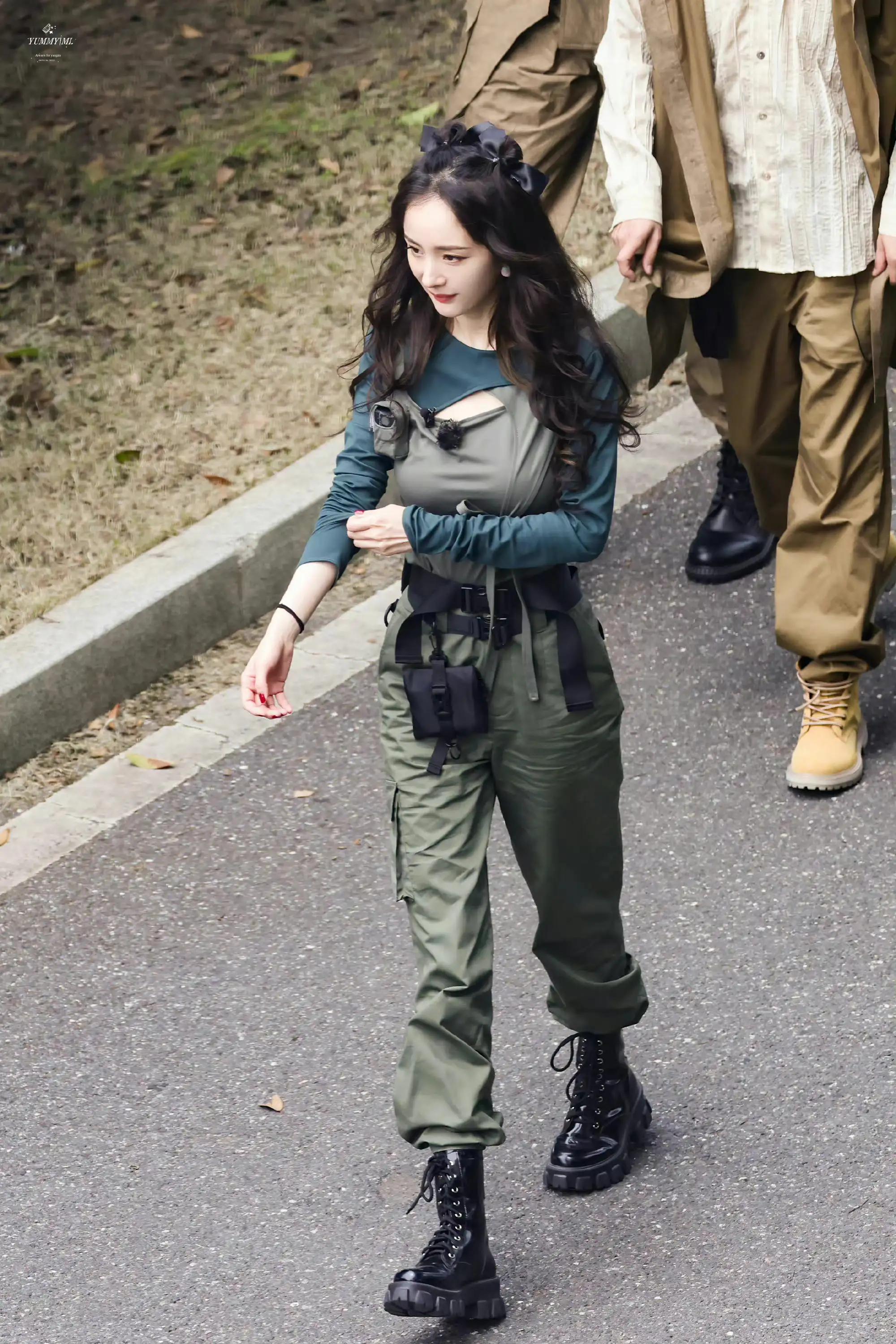 美女明星 杨幂飒爽英姿帅极了