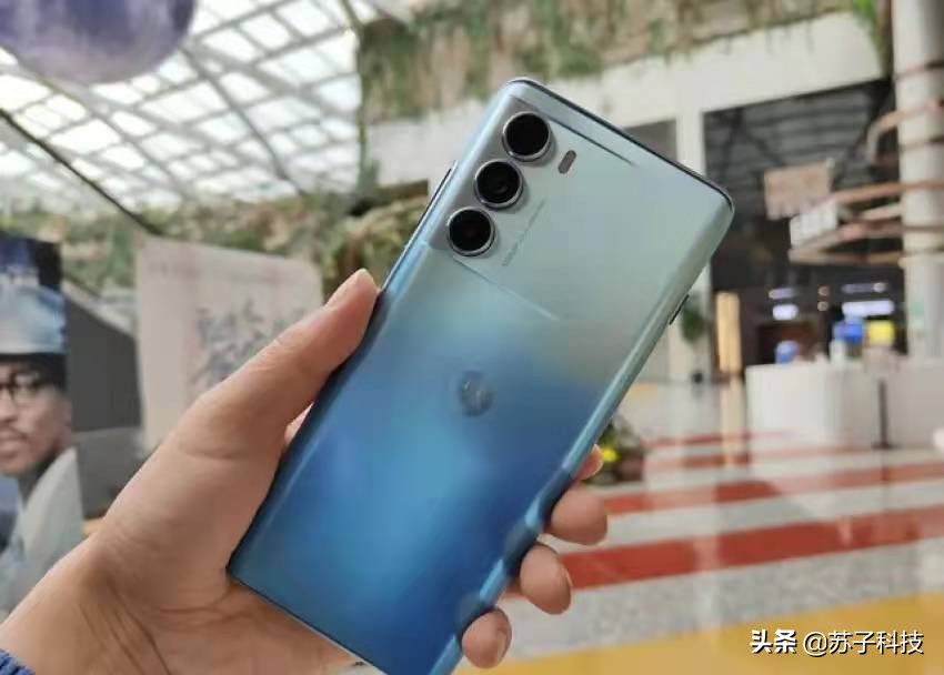 摩托罗拉良心了，骁龙888Plus卖到1999元，12+256GB版+5000mAh