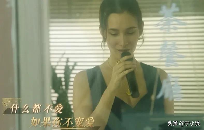 蓝羽大秀琴艺，卢靖姗唱歌受阻，胡兵自曝冷知识：这场晚会太精彩