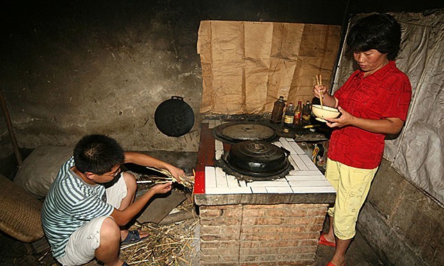 河南15岁男孩父亲去世，和母亲低保度日，4年后，以677分考上清华