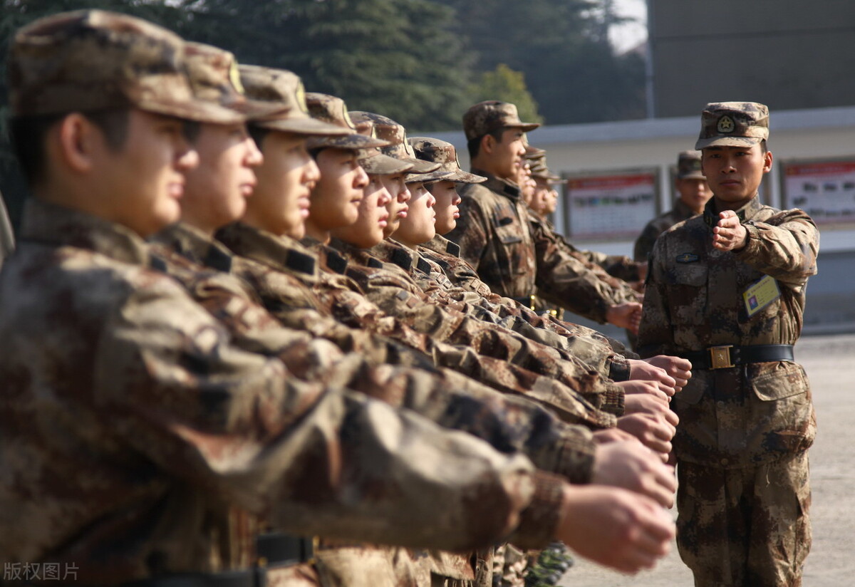 儿子在上海建桥学院读书，可以从学校去当兵吗？留在上海工作如何