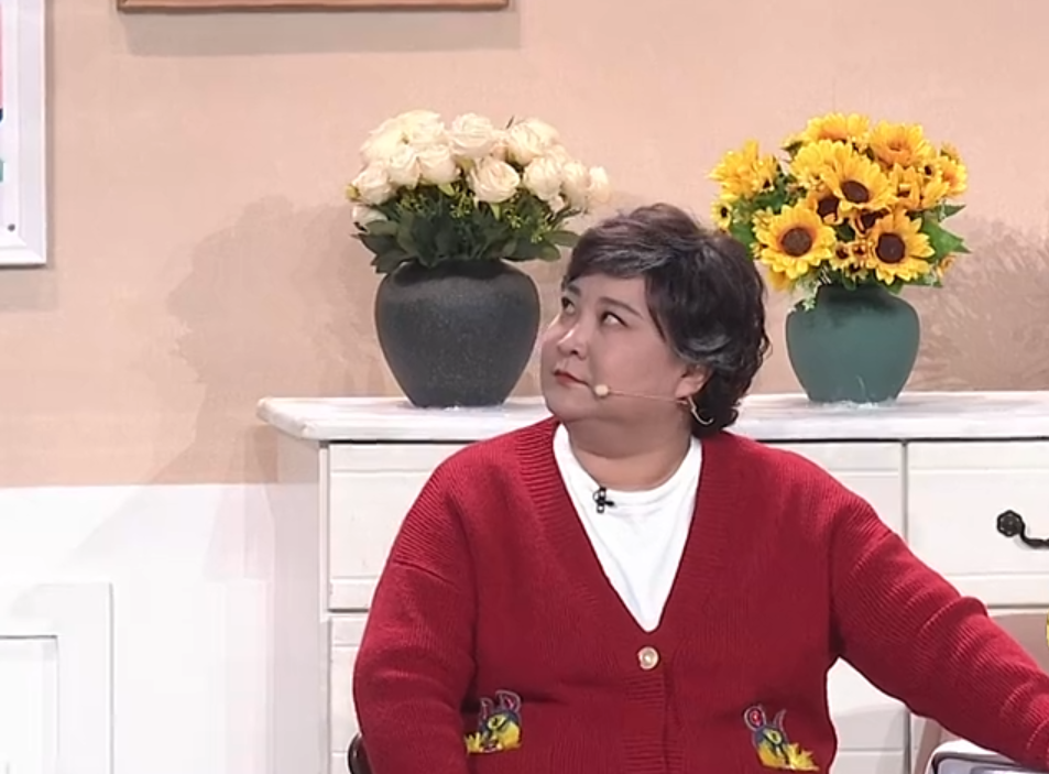 贾玲小品口碑差强人意，全是谐音梗，张小斐湖绿色外套意外火了