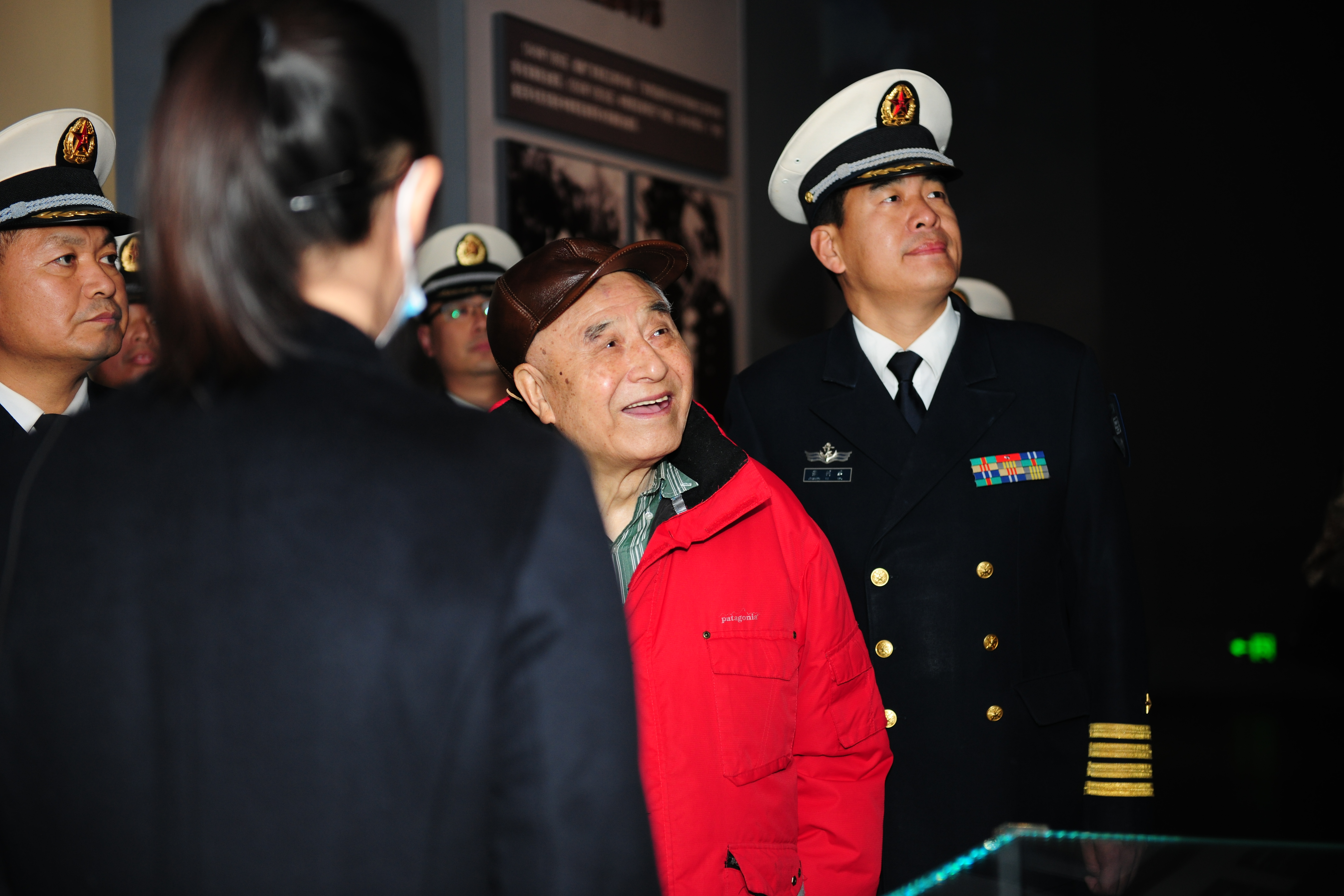 英雄飞行员高翔参观海军博物馆