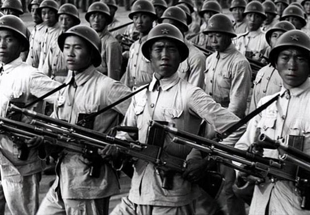 解放战争中的蒋介石，提供32万挺机枪280万兵源，不久后开往朝鲜